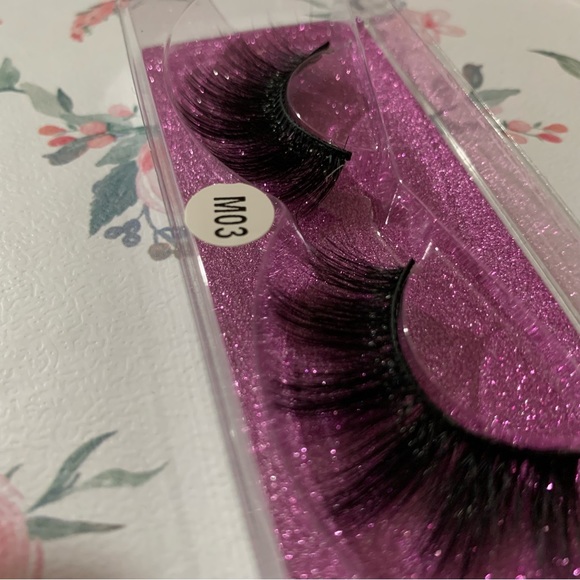 💙 Dramatic False Strip Lashes - Picture 7 of 11